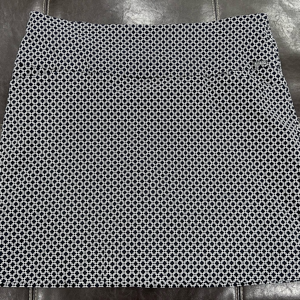 Ladies S.C. & Co.  360° Tummy Control Black/White Patterned Skort size Medium